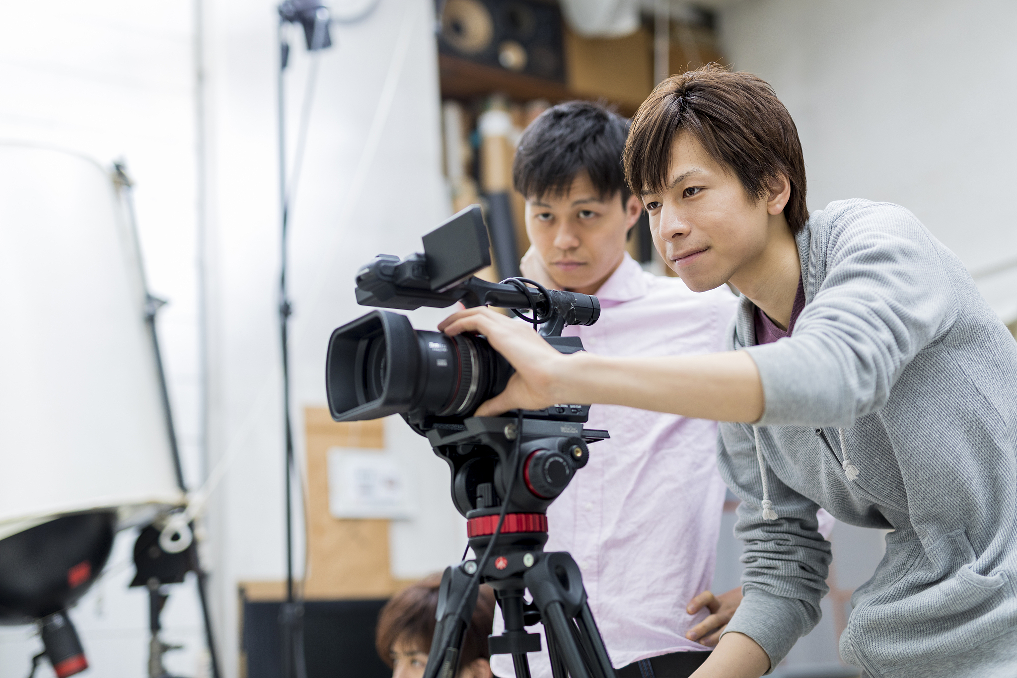 以纪录片《幼儿园》为例谈谈你对纪录片真实问题的理解和看法