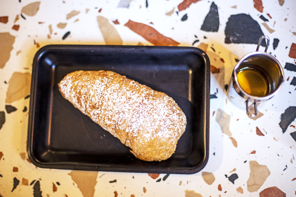 产品名称：焦糖冠军可颂海苔肉松可颂奥利奥可颂、黑松露可颂、杏仁可颂、开心果竹炭可颂、香草可颂、芝士香肠可颂要求：一个产品一小节介绍介绍语50字一共8个小节还需要开头和结尾。文字风格：网络用语语言活泼跳脱