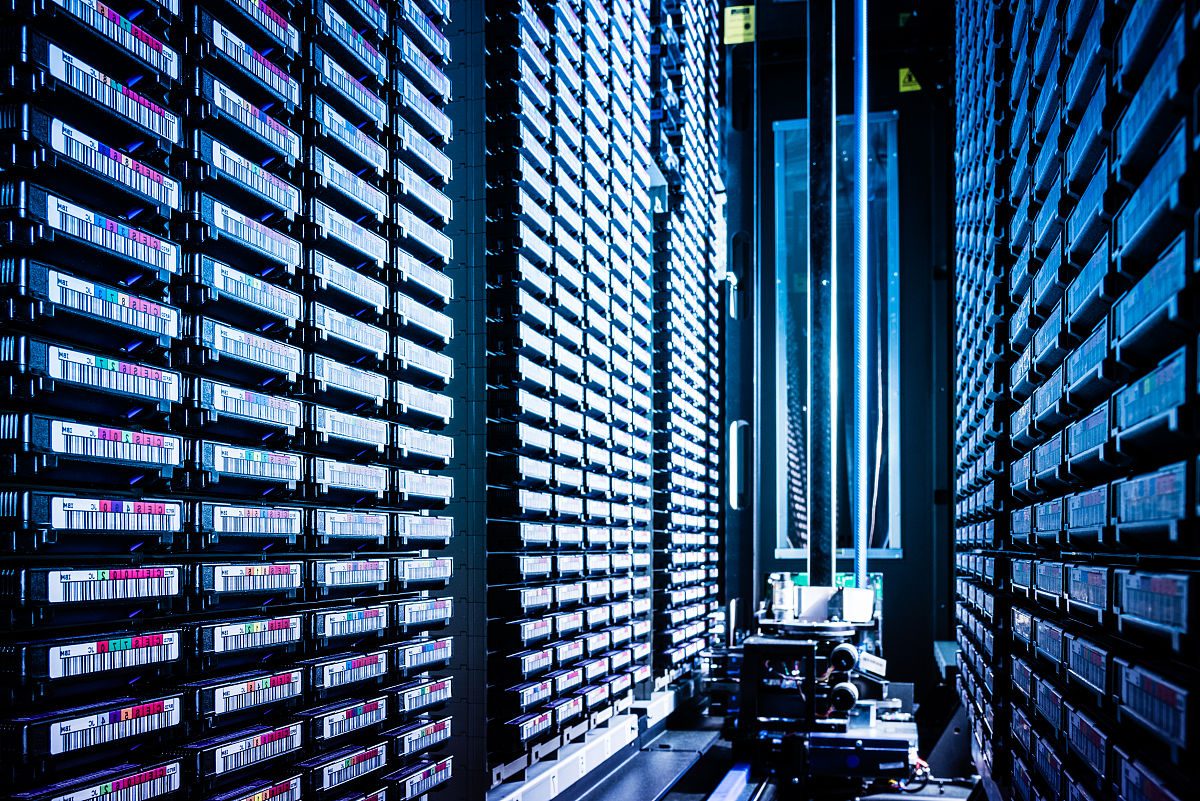 美国洛杉矶服务器和德国服务器哪个离中国物理位置近