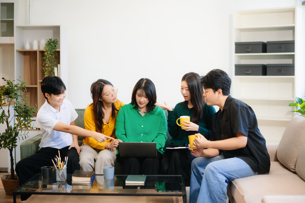 用心理学分析以下对话并且写出感悟咨询师：非常好请你们所有人注意这些技巧并尝试运用它们在日常生活中。同时我们还需要一些实践。你们能否分享一些家庭活动可以在其中容易地进行沟通和情感交流？使用引导技巧李明：我们家喜欢打棋牌游戏这个游戏可以让我们每个人都参与并且轮流进行。张静：我们也可以一起去公园散步在路上聊一些家庭生活和孩子的学校生活等话题。李多：我觉得我们可以一起打羽毛球或者踢足球这样我们不仅可以增进