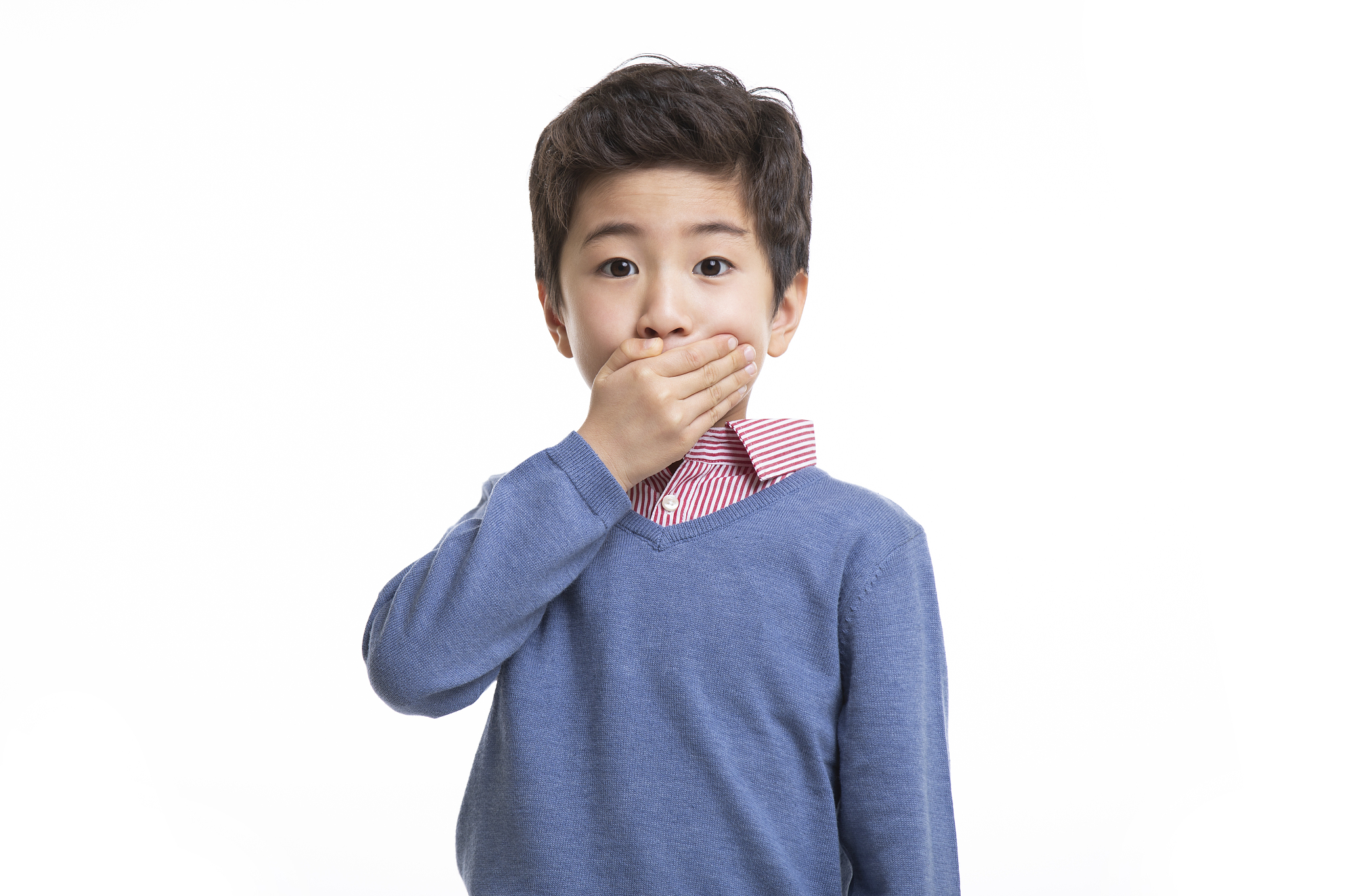 小男孩捂着嘴巴
