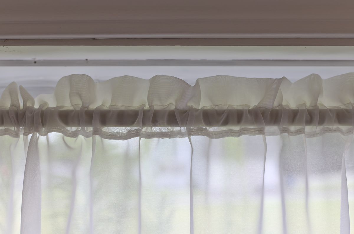 窗帘帷幕优缺点分析：遮光、保温、隐私 vs 积尘、清洁、视线阻挡