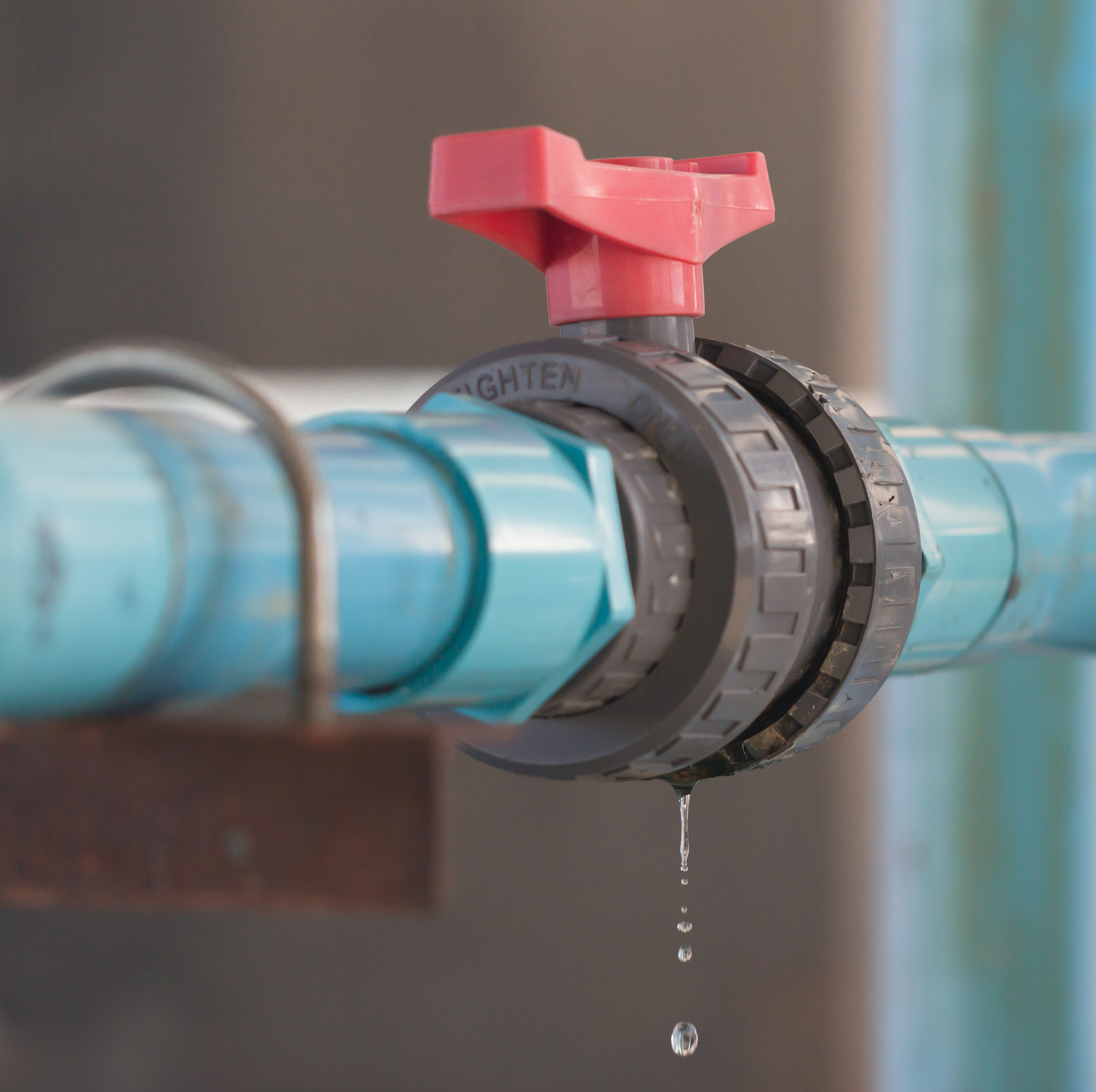 日语 小流量容易被漏计。因此用户水表口径的合理选型是供水企业不容忽视的一个问题。本文提出一种标签噪声检测方法检测水表口径选型不当的用户 这个句子请分解成日语结构