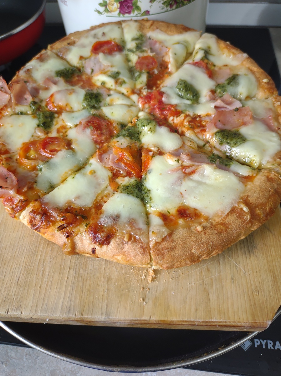 简单美味芝士牛至披萨食谱：在家轻松制作