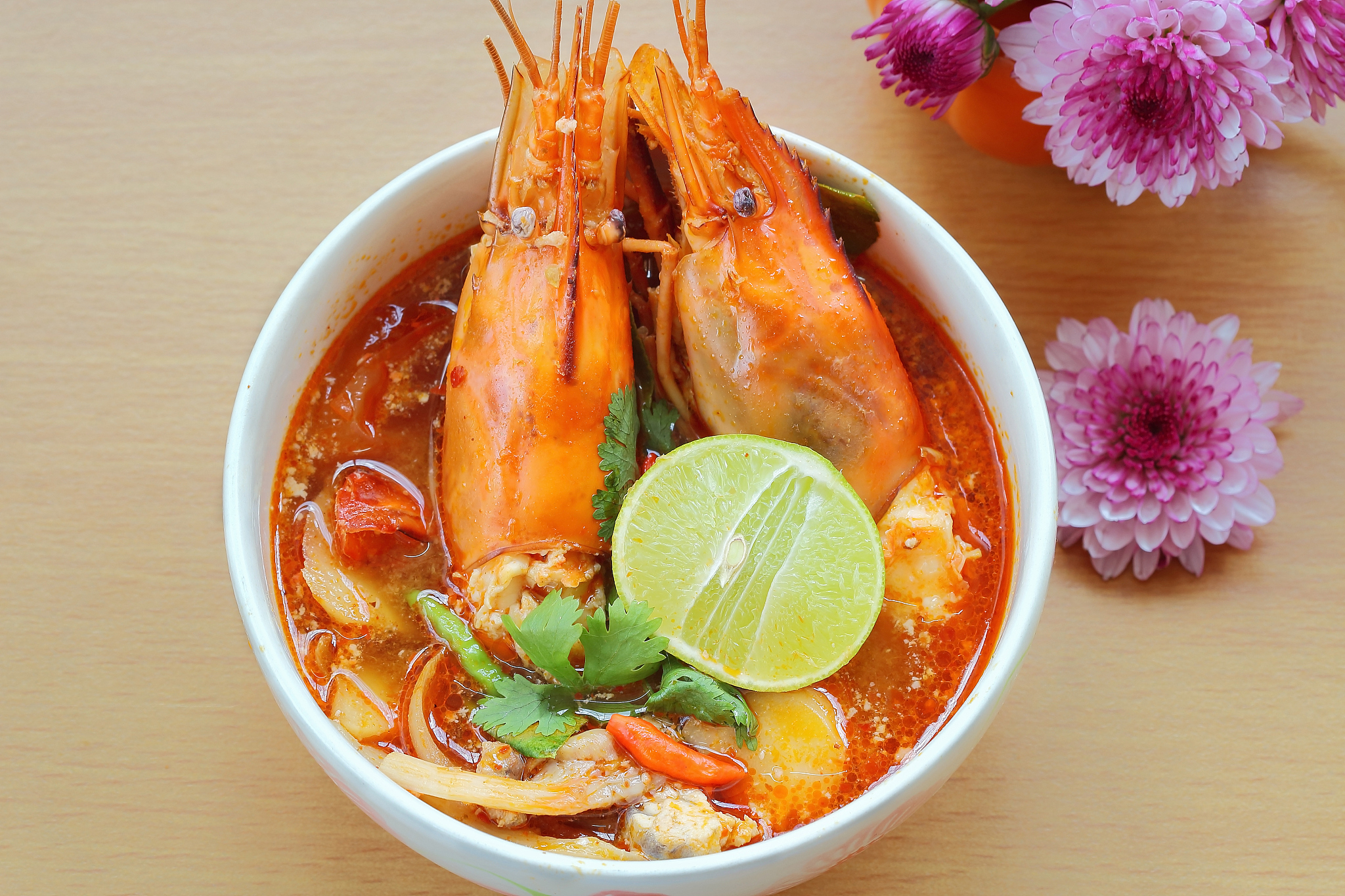 冬阴功汤：酸辣鲜香的泰国美食体验