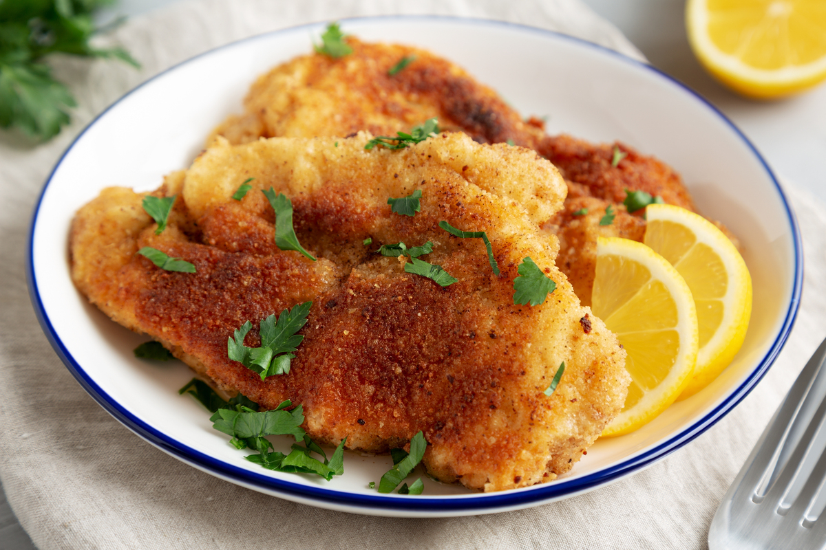 炸鸡胸脯肉秘诀：简单步骤教你做出嫩滑可口鸡肉