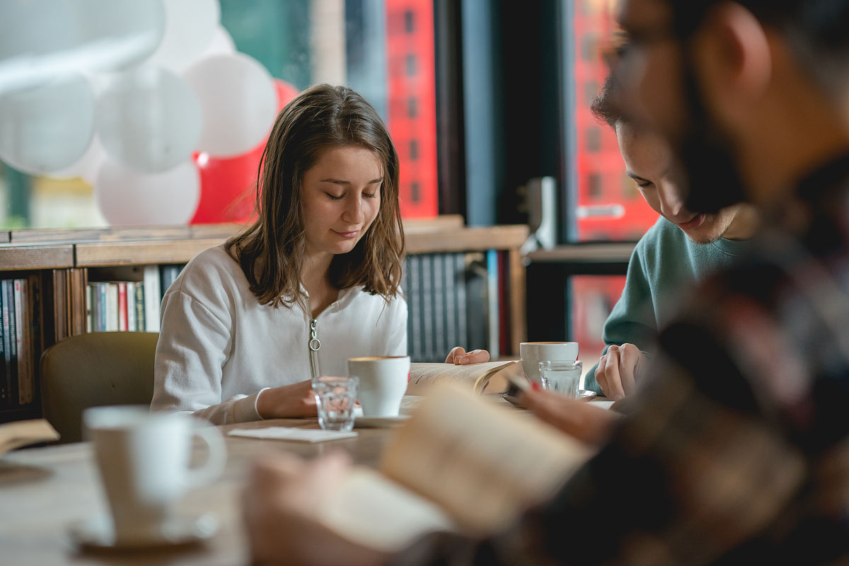 翻译得通俗一些：Regardless of whether you see the film as a story of rebellion or a tale of gender identity the same message is at the core of the storys use of gender expression