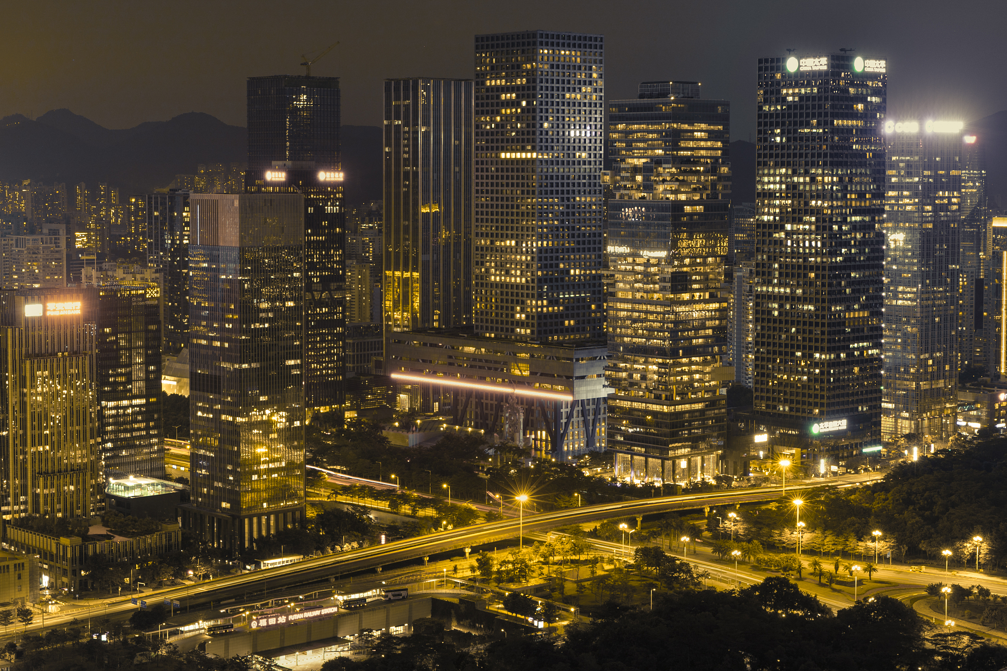 仿写：夕阳西下与月光下的都市