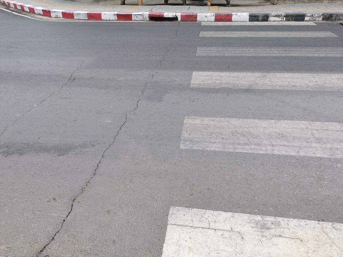 整理以下文字要求语言通顺言简意赅。这样的话呢让小花呢一点钟叫他这就不用管他。咱们在混凝土吃完饭咱自己就在那儿等就完了。然后小花开车去接他们咱是不是这样是能够能够呃来开讲就是这个时间节点够不够顶多呢小花小花跟咱们一块吃饭吃完饭以后的话呢或者你呀霍宇航啊跟跟着我和大哥在那儿就就过去玩打他们你和宇航去接一下。阜景总和庆总总啊我觉得这样也可以这样。