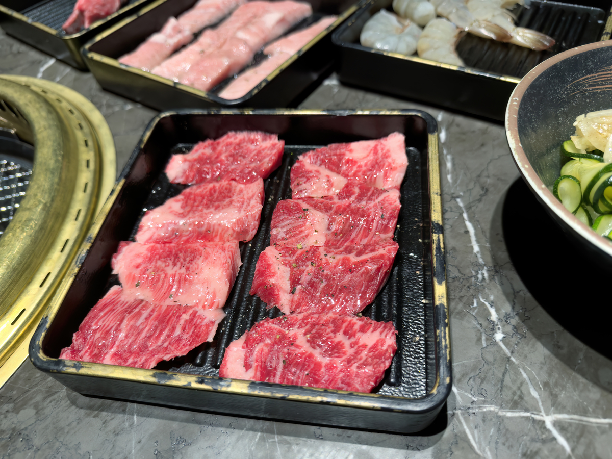 分量味道都还可以出乎意料的好吃除了调料比较咸之外真的都挺不错的。调皮口味：四星半⭐ 肥牛 ：作为招牌来说非常不错烤出来嫩嫩的。 秘制鲜牛肉 ：腌过的牛肉真材实料口感也比较嫩。 果味梅花肉 ：分量挺大一块很厚实很有诚意的肉排口感也不错吃起来又嫩又弹。 烤五花肉 烤焦一点再吃真的非常的香 锡纸金针菇 ：生的金针菇现烤没想到挺入味的也很鲜嫩。 东北酸菜 ：跟以前吃过的酸菜比起来稍微普通了一点用锡纸烤会比