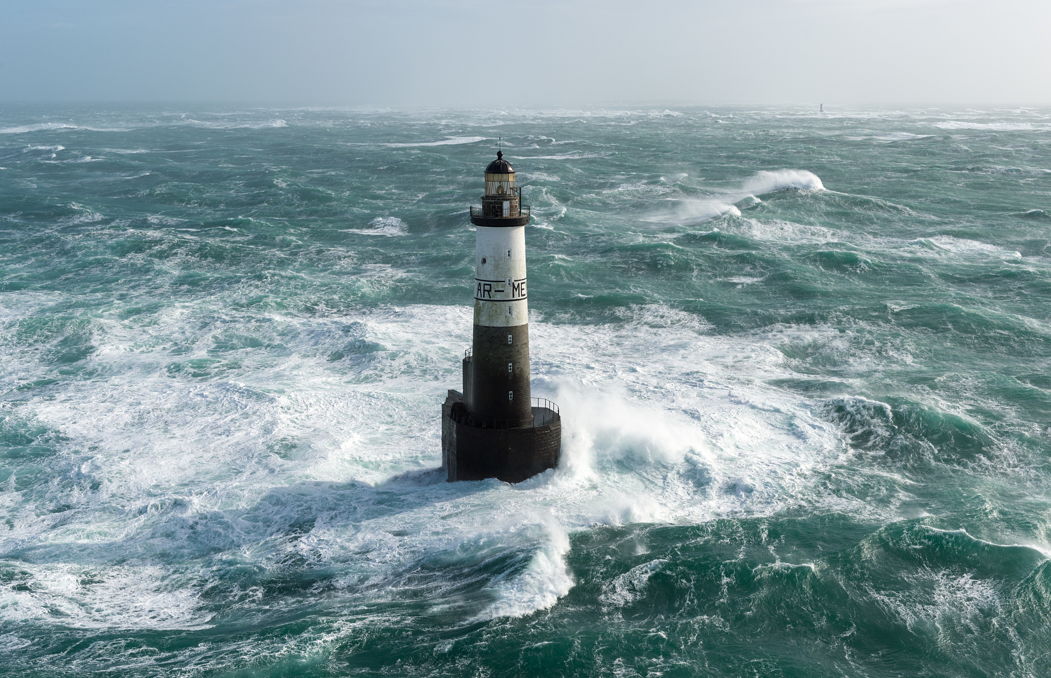 vue aérienne du phare d'armen dans la tempête et la forte houl