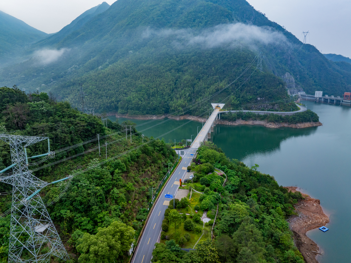 2023年6月7日广州市白云区的23座水库更新改造工程已经接近尾声最后3座水库稔水窿水库、太和下坑水库和白汾水库也已经完成了分部分项工程验收。这一举措标志着该项目圆满完成同时也是对参与其中的各方的肯定。广州市白云区磨刀坑水库等23宗水库的更新改造工程是为了提高这些水库的安全性和稳定性而进行的。主要建设内容包括大坝灌浆、改建大坝迎水面和背水面护坡、输水涵或输水涵进出水渠、溢洪道及其进出水渠和防汛通道
