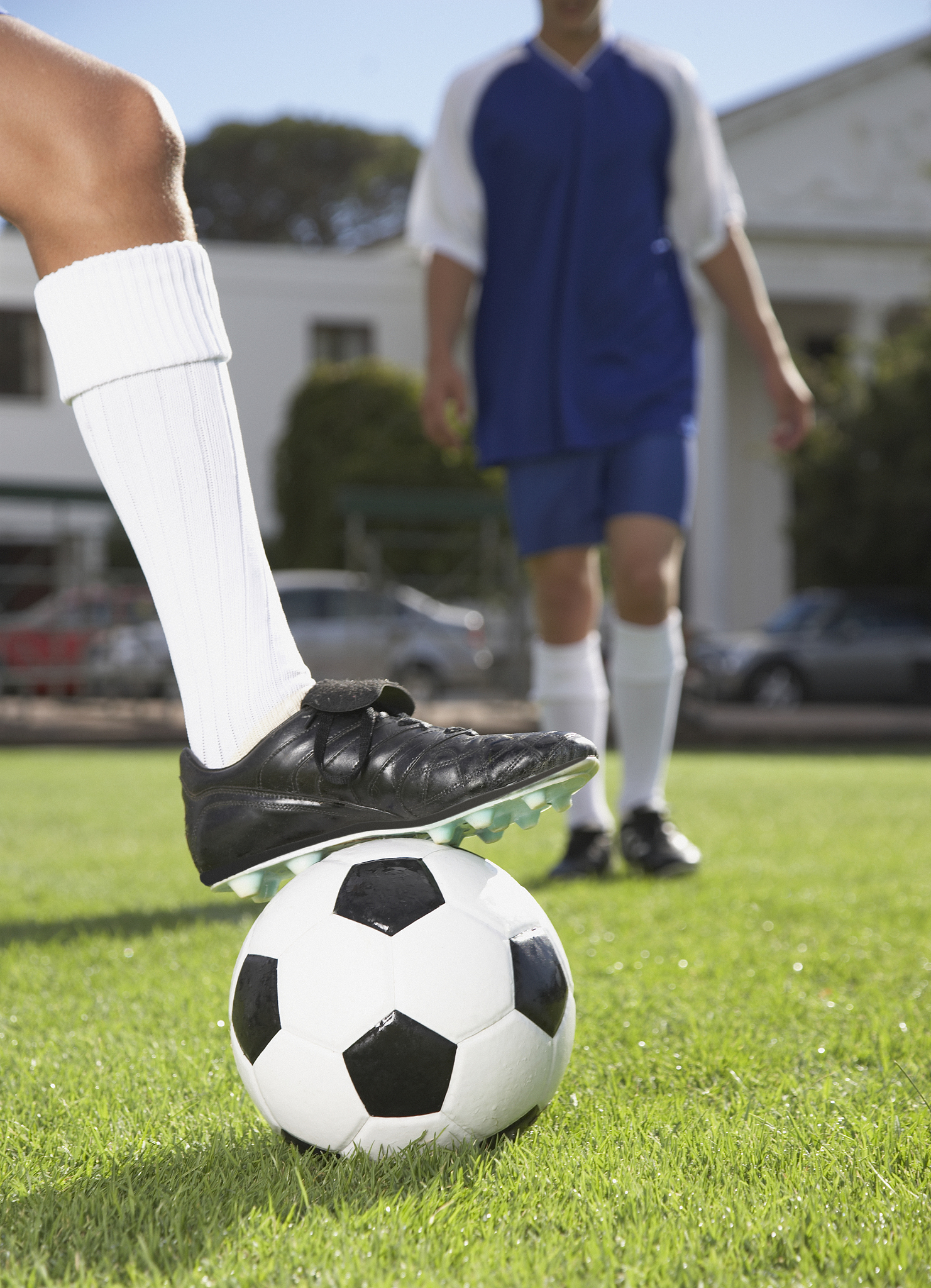 足球比赛中，脚外侧踢球最易损伤部位？