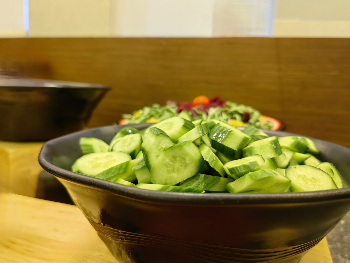 请根据以下模板写一份相似的文案形容词可以改动但意思不变文字数量大致相同：我跟你说这个夏天谁能拒绝这盘低脂低卡凉拌黄瓜黄瓜木耳清脆爽口鸡蛋腐竹入味好吃搭配起来味道真的是绝绝子好吃到连我连吃了一个星期腐竹和黑木耳先烫30秒再配搭点黄瓜鸡蛋猪耳朵花生米蒜末小米椒好吃的关键是这包爽口凉拌汁用来做凉拌菜或者炒菜都能为你的菜肴增添不一样的风味抓拌均匀腌制半小时就能开吃了就这个凉拌黄瓜真的拯救了平时不爱吃蔬菜的