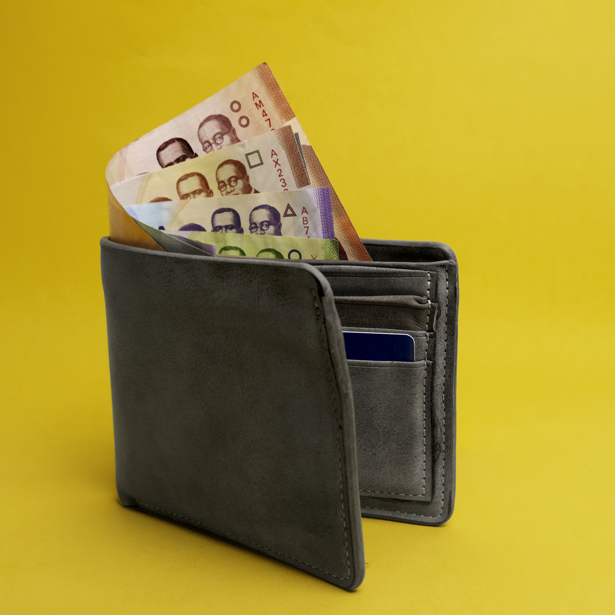 一个亚马逊跨境卖家 请你写一个符合美国人审美的钱包的标题以及5点描述不少于100词