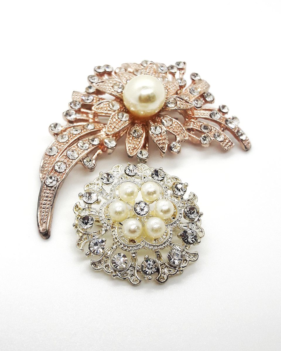 山茶花胸针突出卖点1法式复古摩登港风小香风山茶花造型镂空设计高级感十足。2简约贝壳纹花瓣搭配一颗珍珠引流神器时尚百搭各种衣服款式产品介绍① 7-8mm天然淡水珍珠、合金② 合格证、鉴定证书、防伪标为上面写一段直播话术