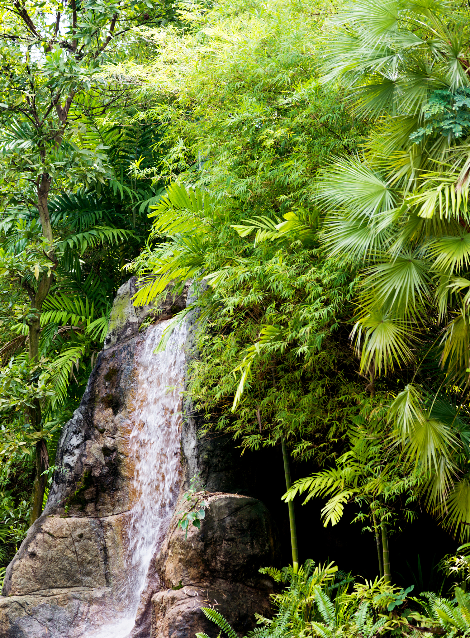 水晶石金灿灿，竹叶翠泉声响：描绘雨后山林美景的对联