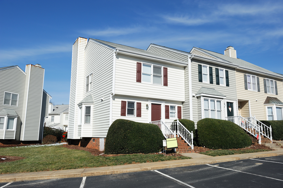 what are the differences between houses in cities and in rural areas give example