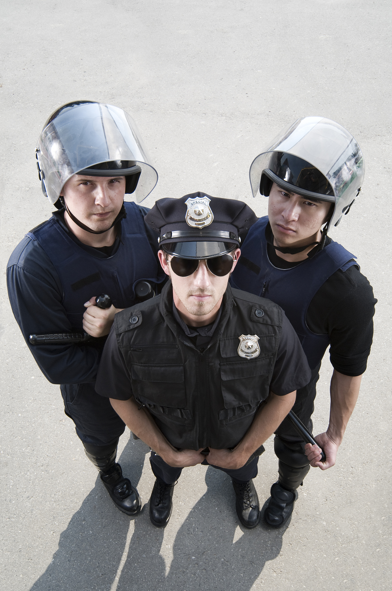 随机生成500组警员装备信息