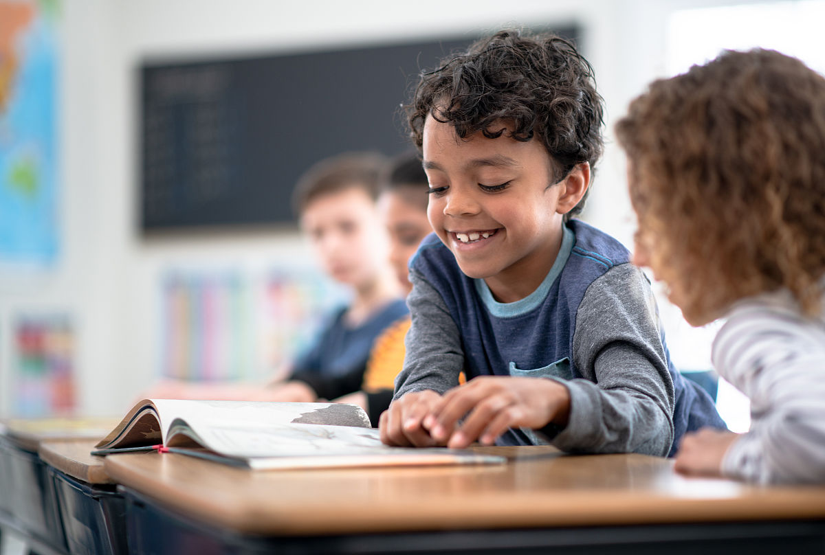 语文教学内容的确定性大可以组织优秀语文教师对照语文教材给出教案大纲之类的可为什么没有这么做呢？学情不一致教师水平不一致所以在此情况下又提倡个性化文本解读尽管王荣生教授对诗歌教什么？散文教什么？小说教什么？都编写了详细的论著进行介绍但其中的课例参考在提供给普通教师参考模仿的同时是否也会造成重视解读技巧而忽视对学情的重视教学内容高于实际而华而不实呢？语文教师把在备课过程中的阅读体验自然而然的投射到学生