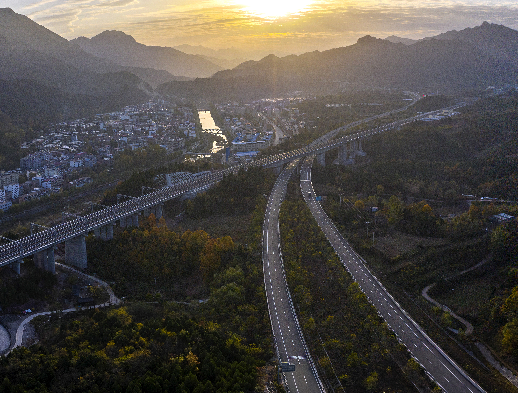 与一颦一笑字数相同的排比句