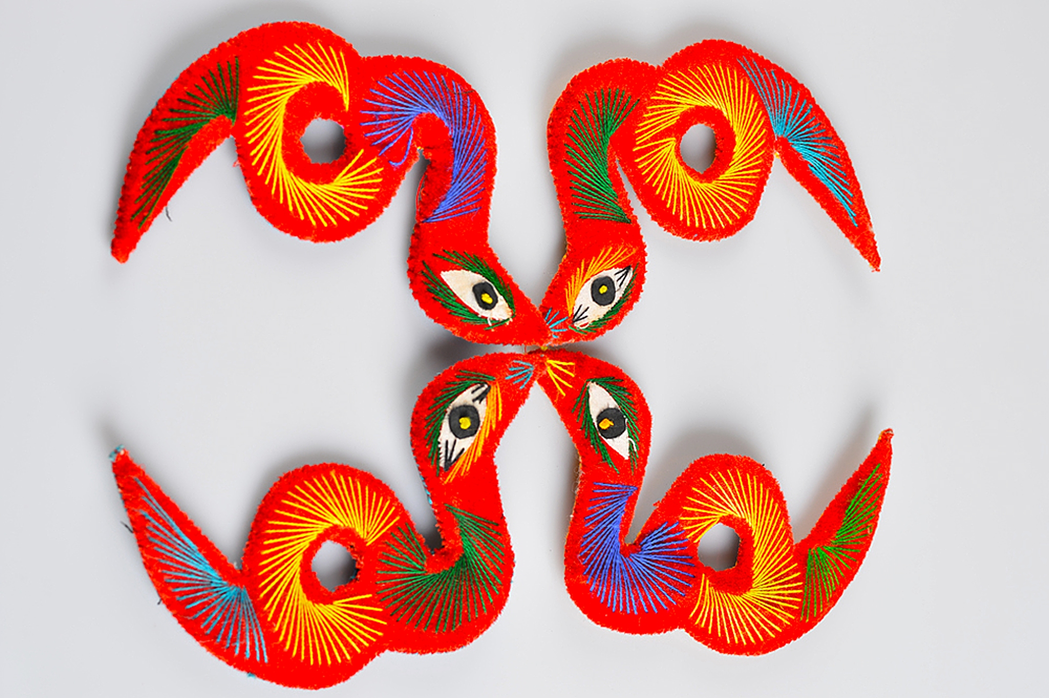 蛇年内衣设计：花卉与蛇的奇妙融合