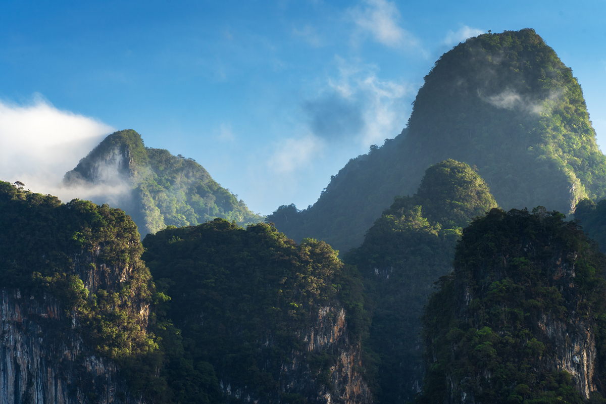 赤脚爬桂林野石头山：穿山和鹦鹉山作为桂林城北著名的山区野石头山连绵起伏峰峦叠嶂是一处值得一游的自然风光。而在野石头山的东北方向还有两座不错的小山峰分别是穿山和鹦鹉山。穿山位于野石头山的东侧是一座海拔约400米的小山峰。虽然它比野石阅读头山低很多但是登上山顶可以俯瞰整个野石头山和周边的山峰视野非常开阔。穿山的名字来源于山顶上有一条狭长的山谷从山的一侧穿过去所以被称为穿山。登上穿山需要先走一段比较陡峭