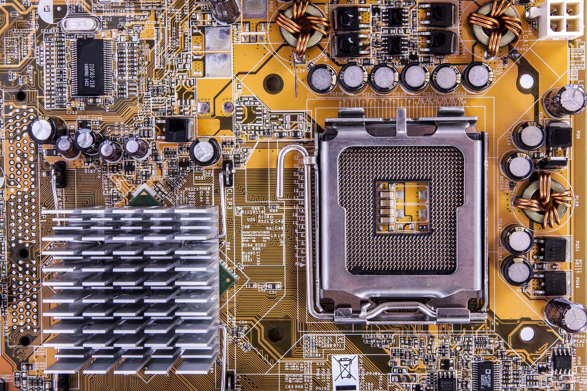 Z790主板：高性价比，性能强劲，适合游戏和多任务处理