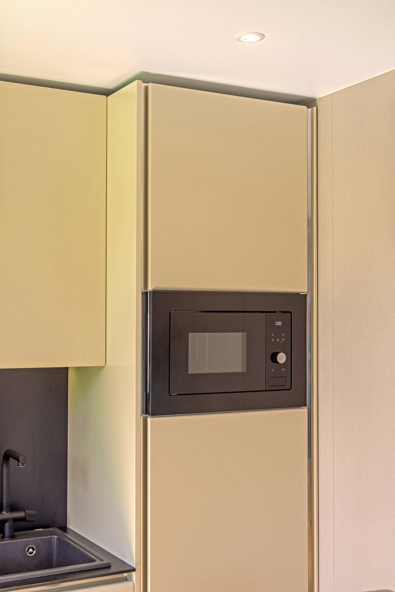 从TO B 客户角度LED Mirror Medicine Cabinet 这个产品 他们更喜欢看到哪些类似标题用英文本土语言写出10个