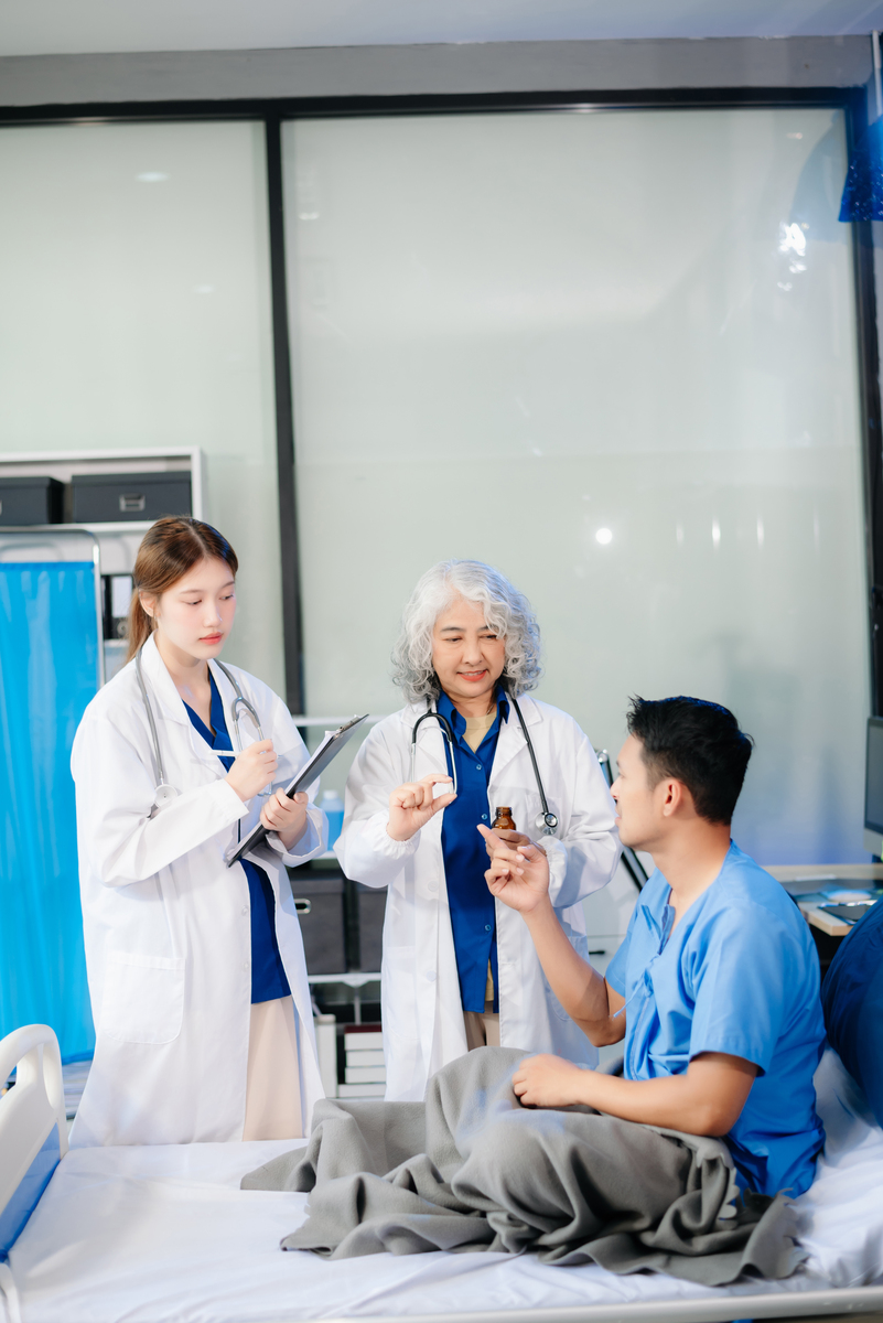 文章站在口腔护士的角度写一个有格局的标题内容也要生动有趣然后段落中有体现出护士对老人悉心照顾也有对小朋友无微不至充分体现人文关怀方面还要描述疫情三年期间积极参与核酸采集和疫苗接种我们不仅注重口腔医疗我们还定期进行口腔义务科普去往各单位以及社区普及口腔知识。还有参加行业内等比赛体现我们护士工作的体贴专业无微不至还有辛苦接近无所不能的那种格局要大站在整个护士的层面来写不要具体到某一个人