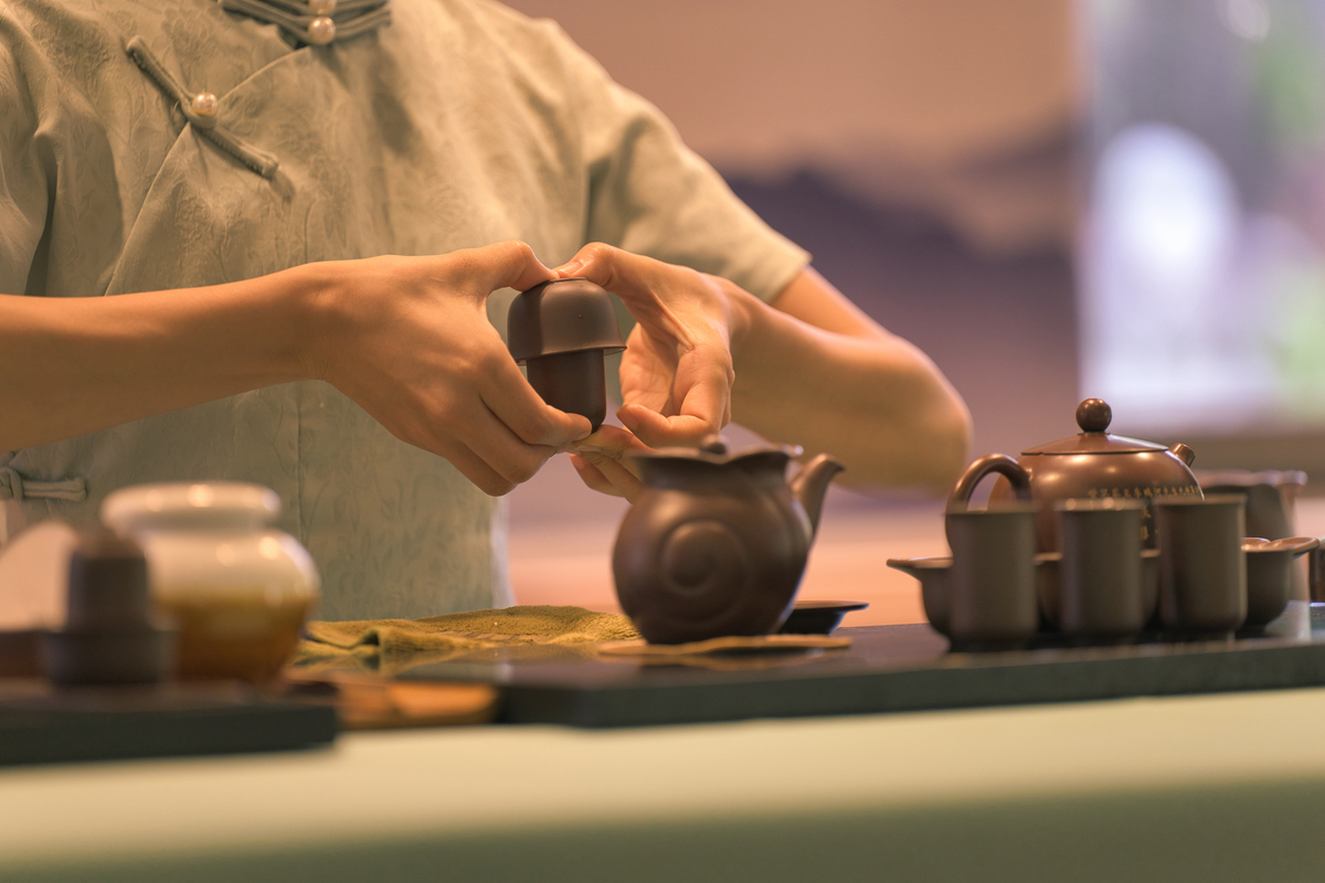 根据商业计划书名称：传统与艺术相结合的和韵茶坊具体分析和韵茶坊的茶馆营销策略与销售计划