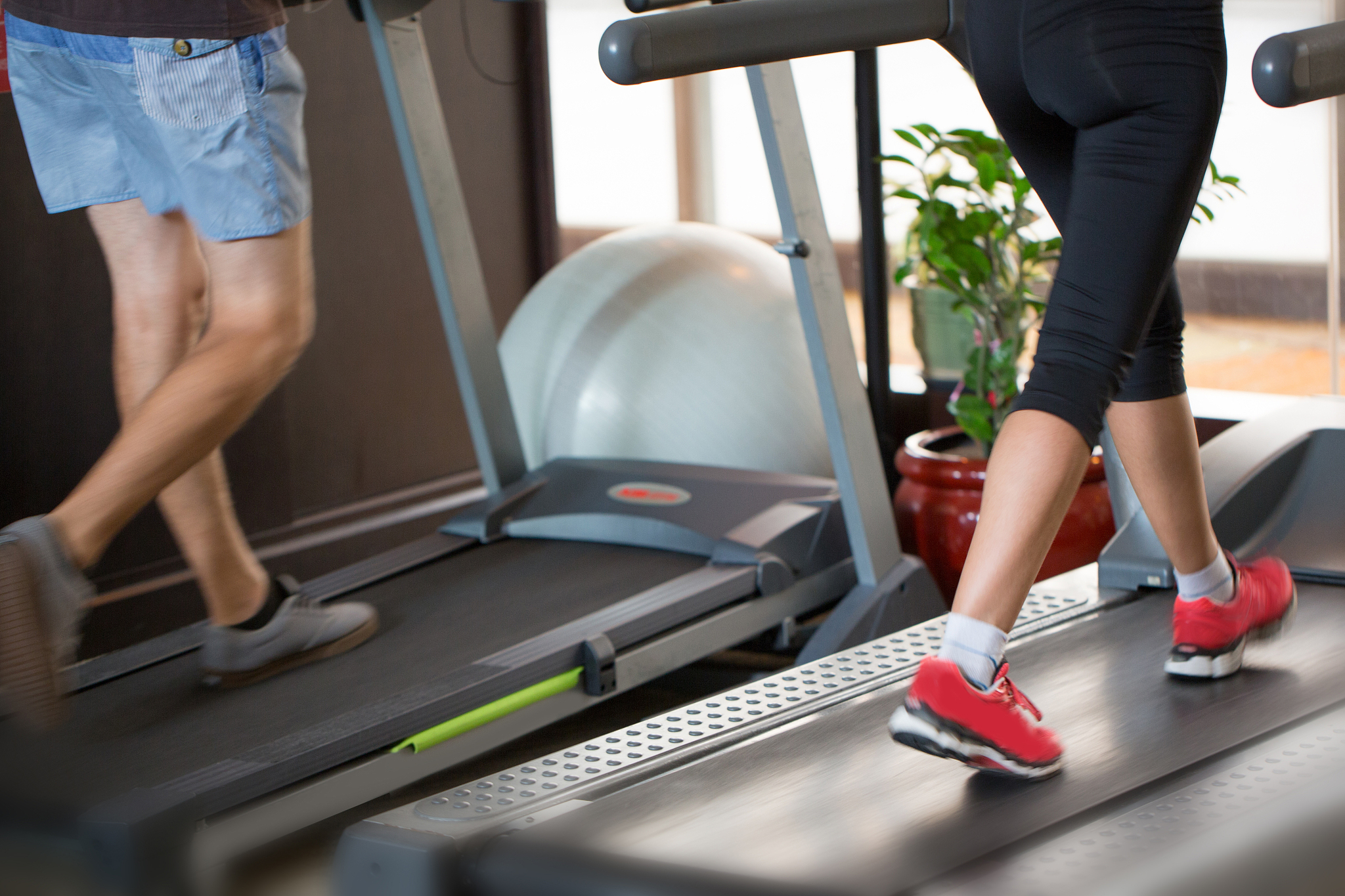 使用跑步机爬坡和跑步在相同心率下哪一个更有利于减肥