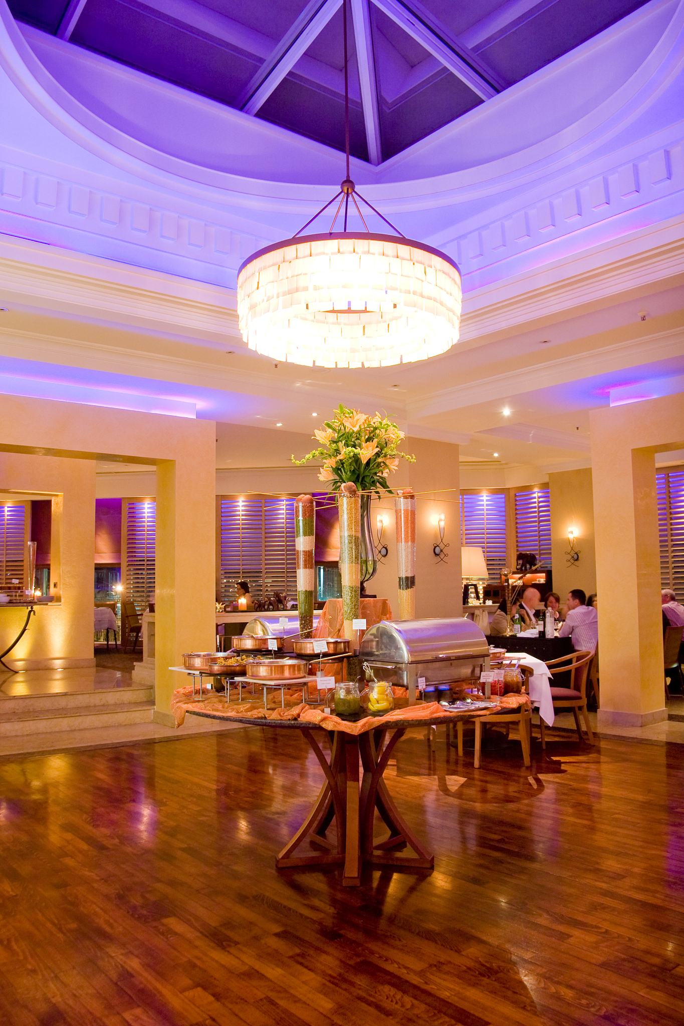 为意大利的8家最著名的酒店分别写一篇住宿宣传文章的标题，并将每个标题翻译为英文。