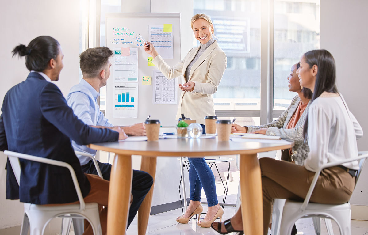 悦容是一款专为医疗美容机构量身打造的移动办公应用是员工高效协作的移动诊室也是管理者的管理工具。 帮助医生、前台、咨询师、店长等角色处理：工作审批、报表查看、预约到店、回访、客户管理、订单管理等工作。同时支持员工之间协作、并与PC端云管理系统数据实时同步。帮我用200字详细描述