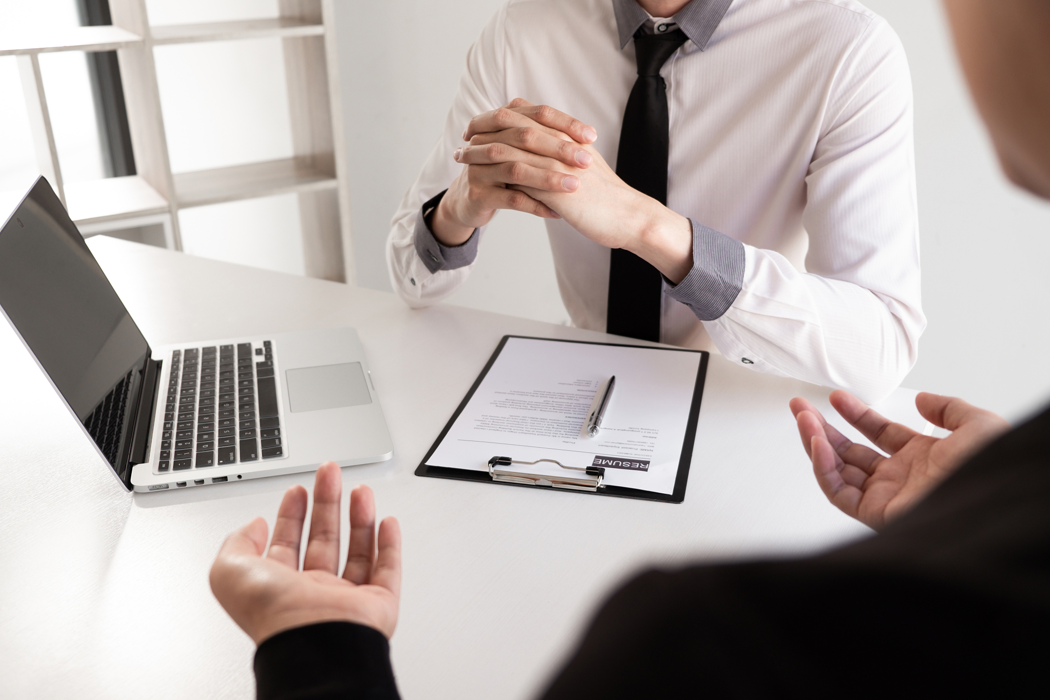 有人说要干一行爱一行。也有人说要爱一行干一行。你怎么看？按照公务员面试标准回答600字左右