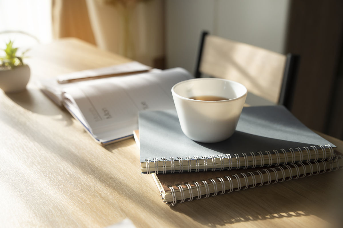 写一份会议议程和会议记录。 简短