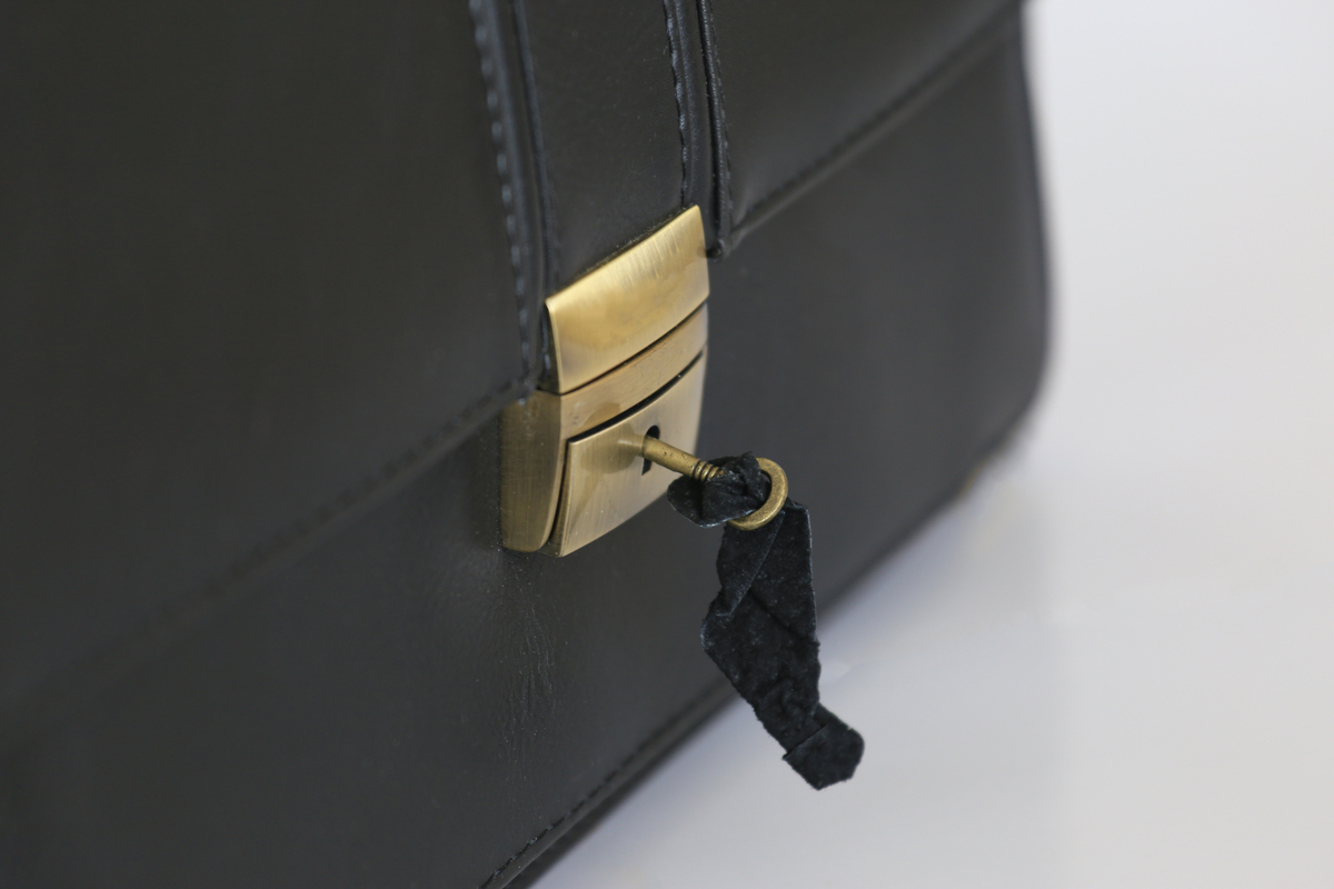 万宝龙大班软皮斜挎包：轻奢质感，实用百搭