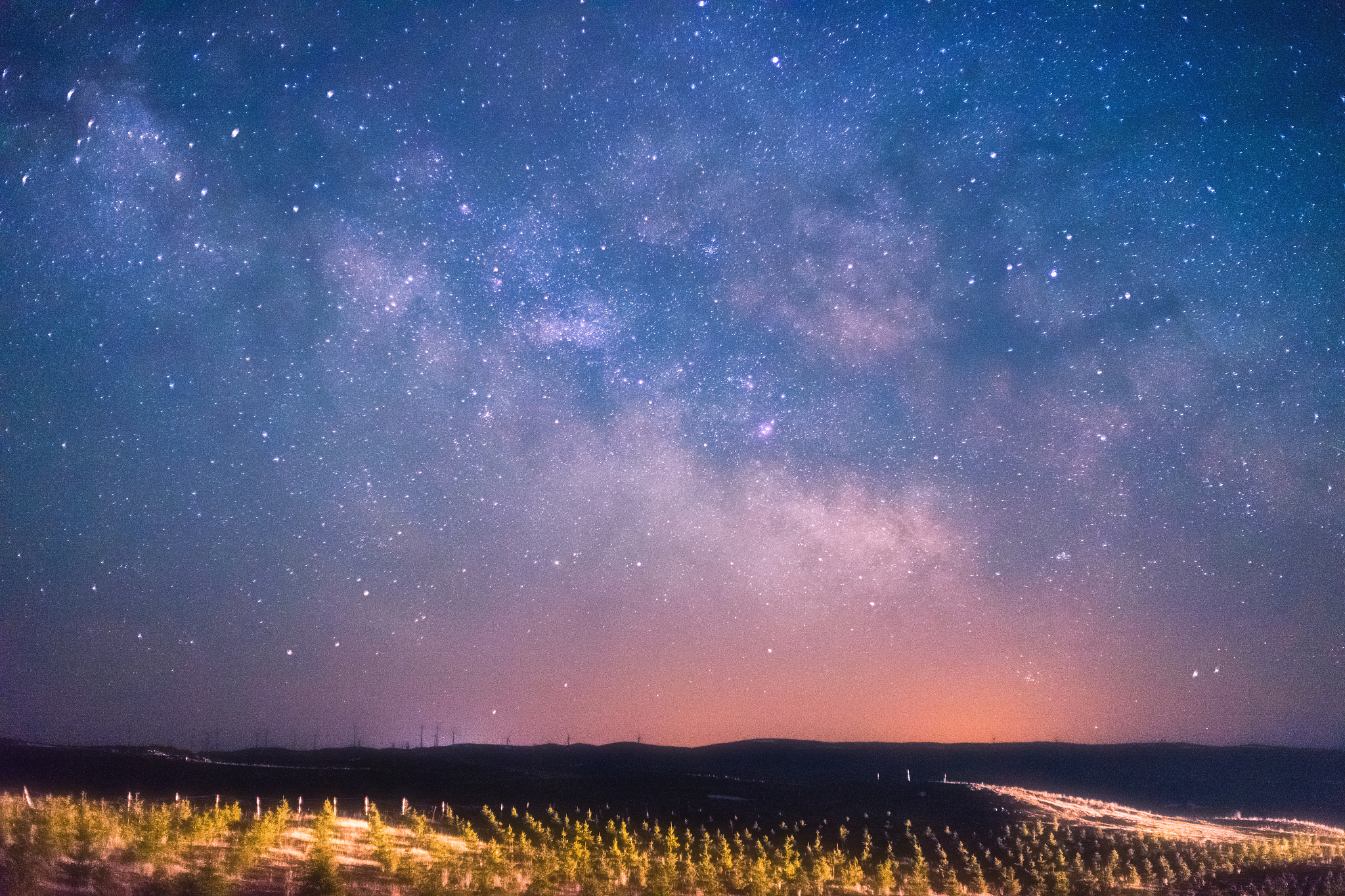 青海夜空神秘亮光：流星、北极光还是其他？