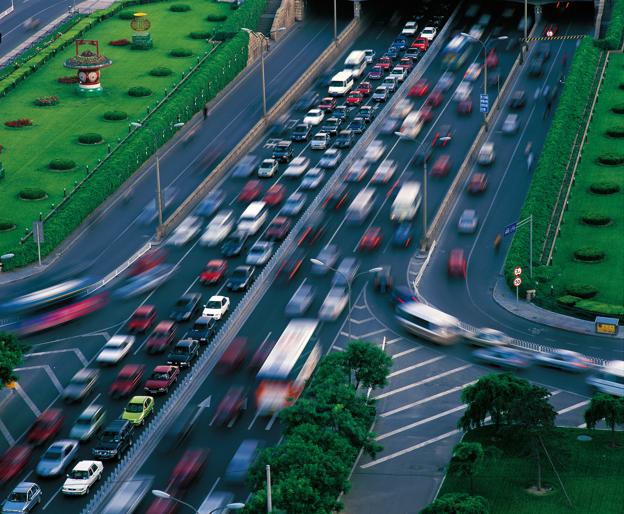 道路交通拥堵的原因分析：从车辆数量到城市规划