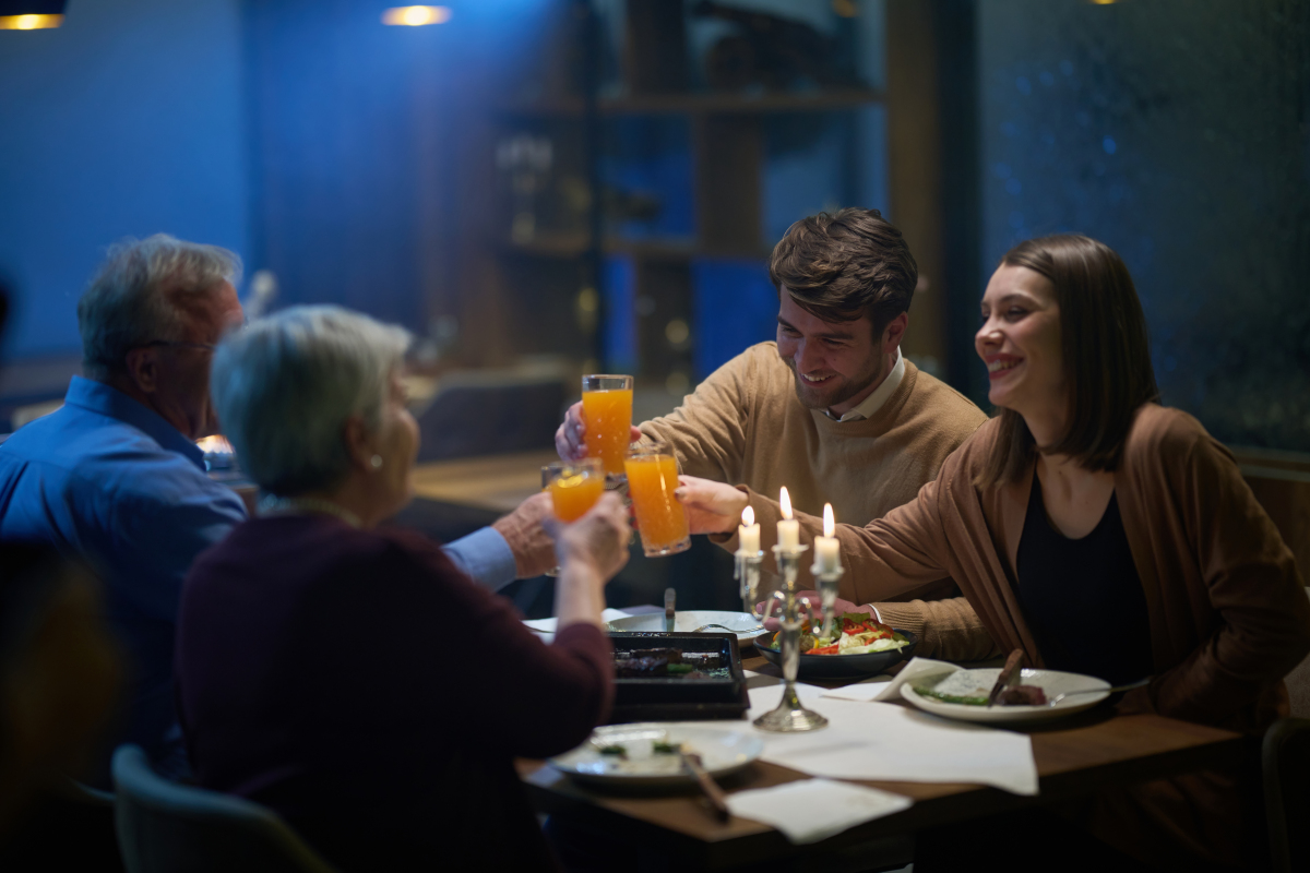 朋友想一起看电影吃饭，如何回应？