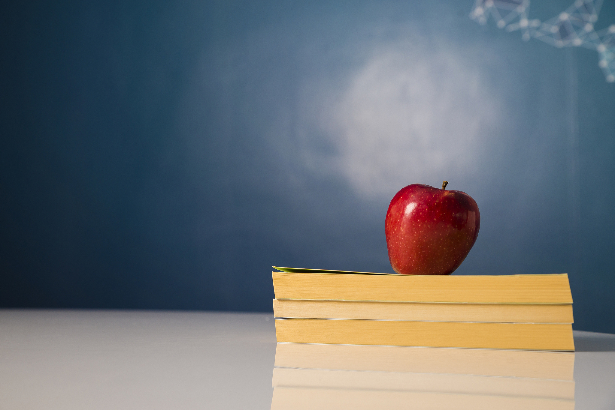 一个苹果放在桌上请你以此画面写一篇300字的微小说