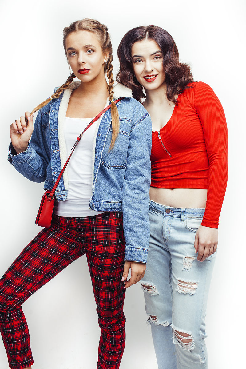 以闺蜜之间的友情跟女女之间的爱情有什么区别？为题重新编写标题写一篇1200字文章