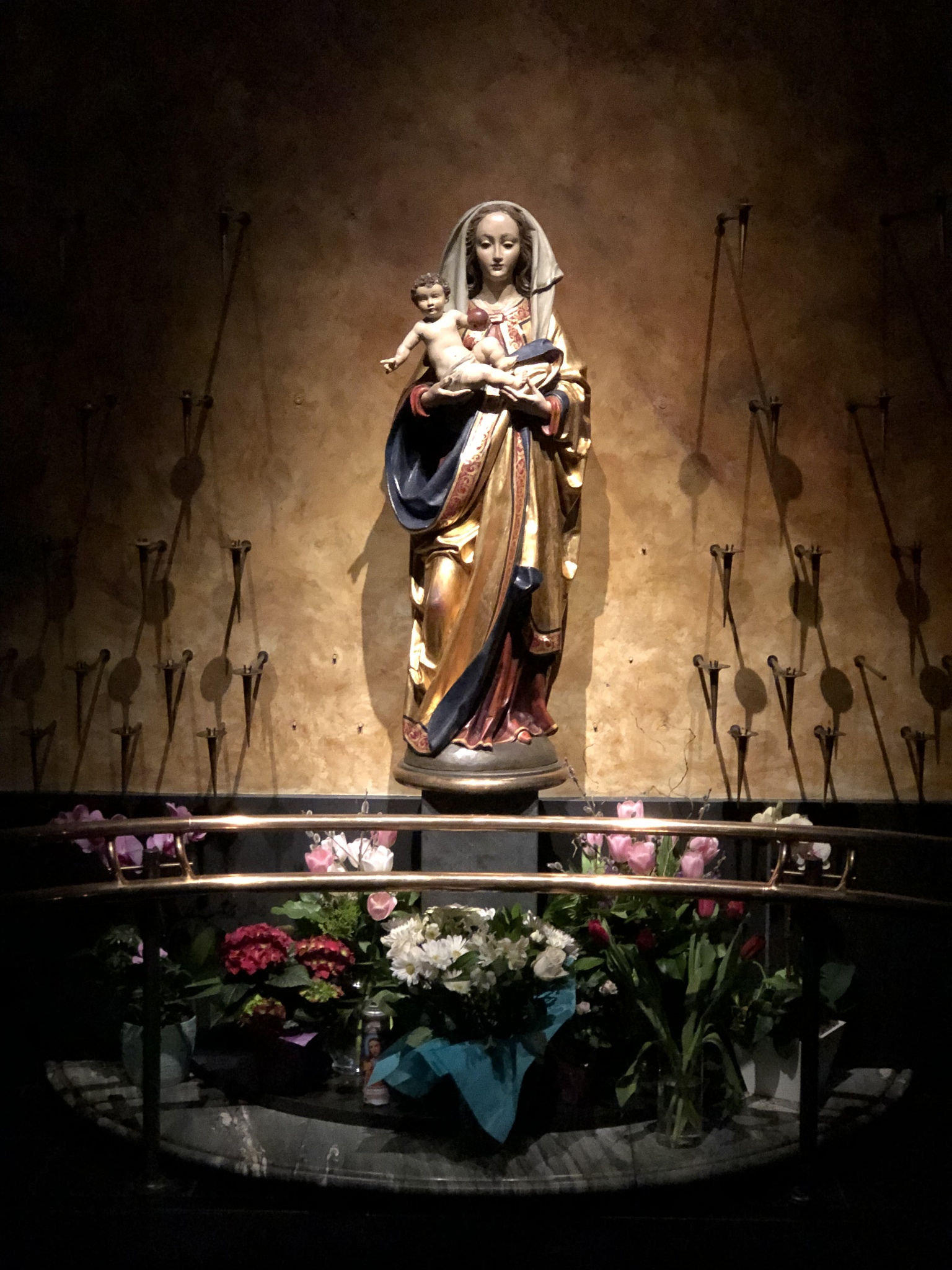 16岁圣女莉雅的一天：祈祷、慈善和修行