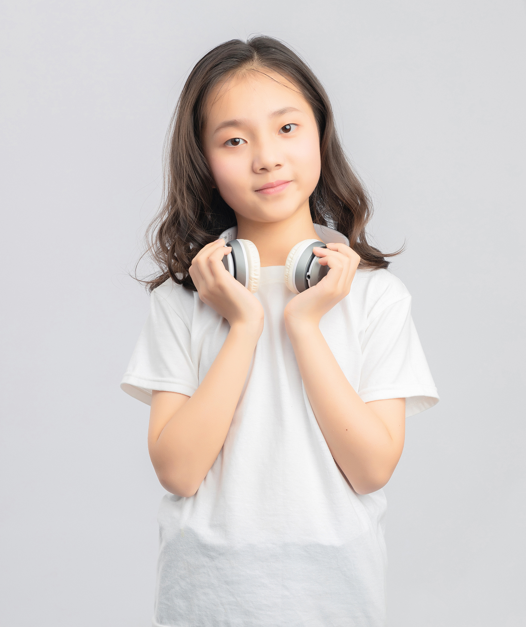 灰色背景里的亚洲小学女生