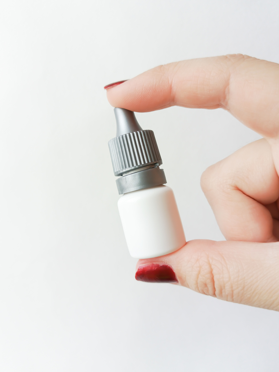 请帮我写1篇650字的博客文章主题是：502胶水怎么去除 手上