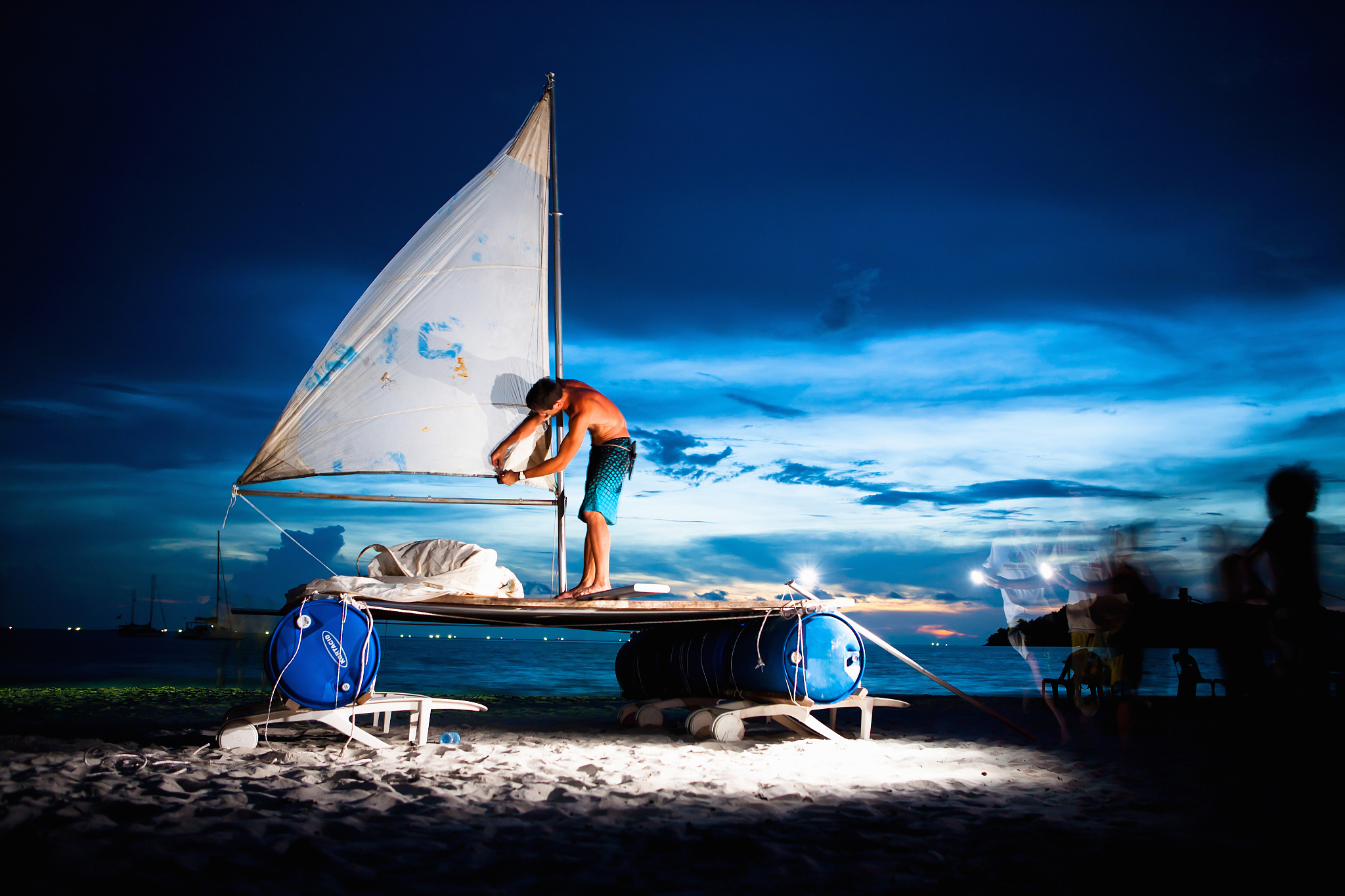 鲁滨逊荒岛生存：用木头和船帆搭建简陋帐篷