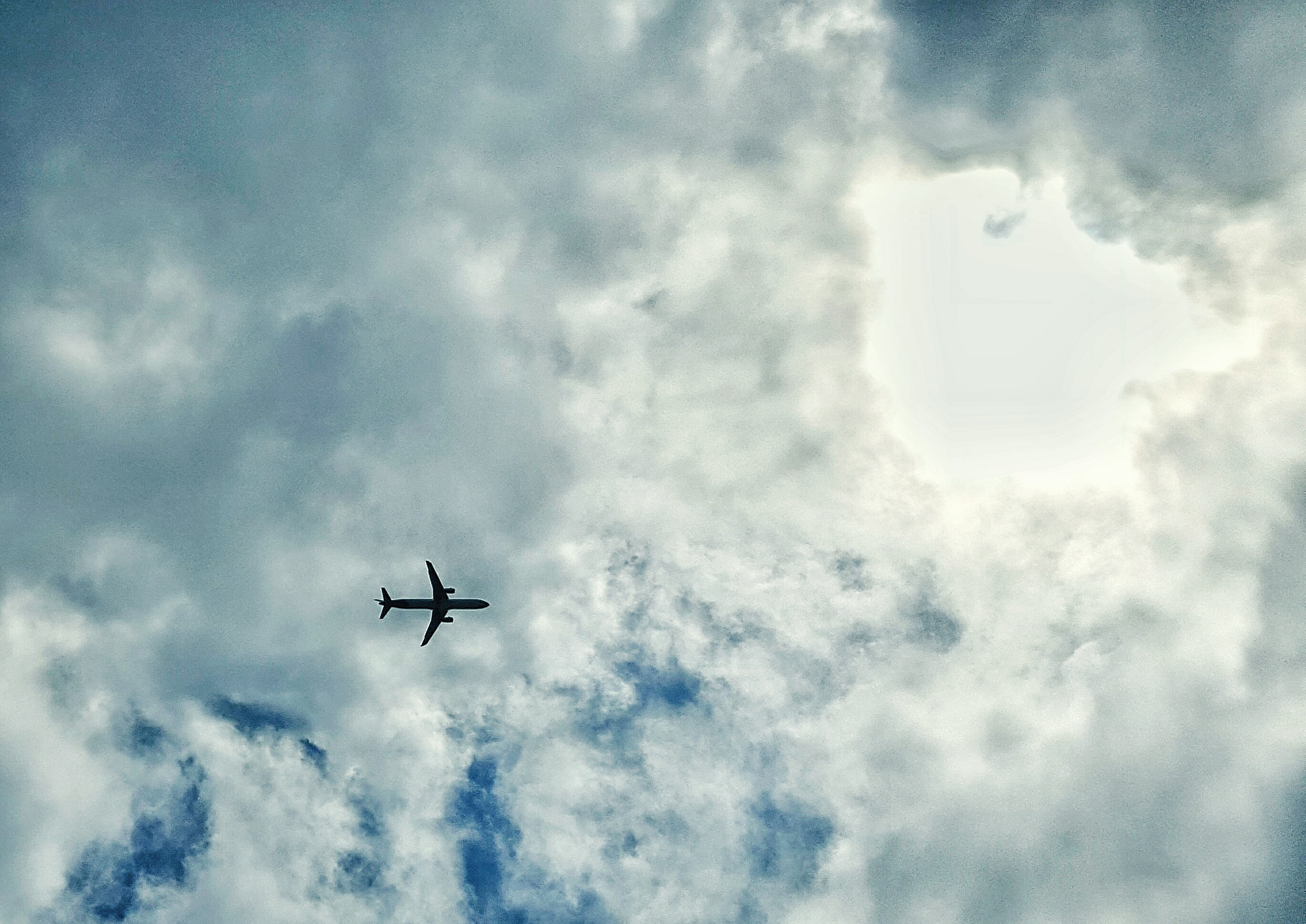 初中物理题：飞机最远飞行距离分析