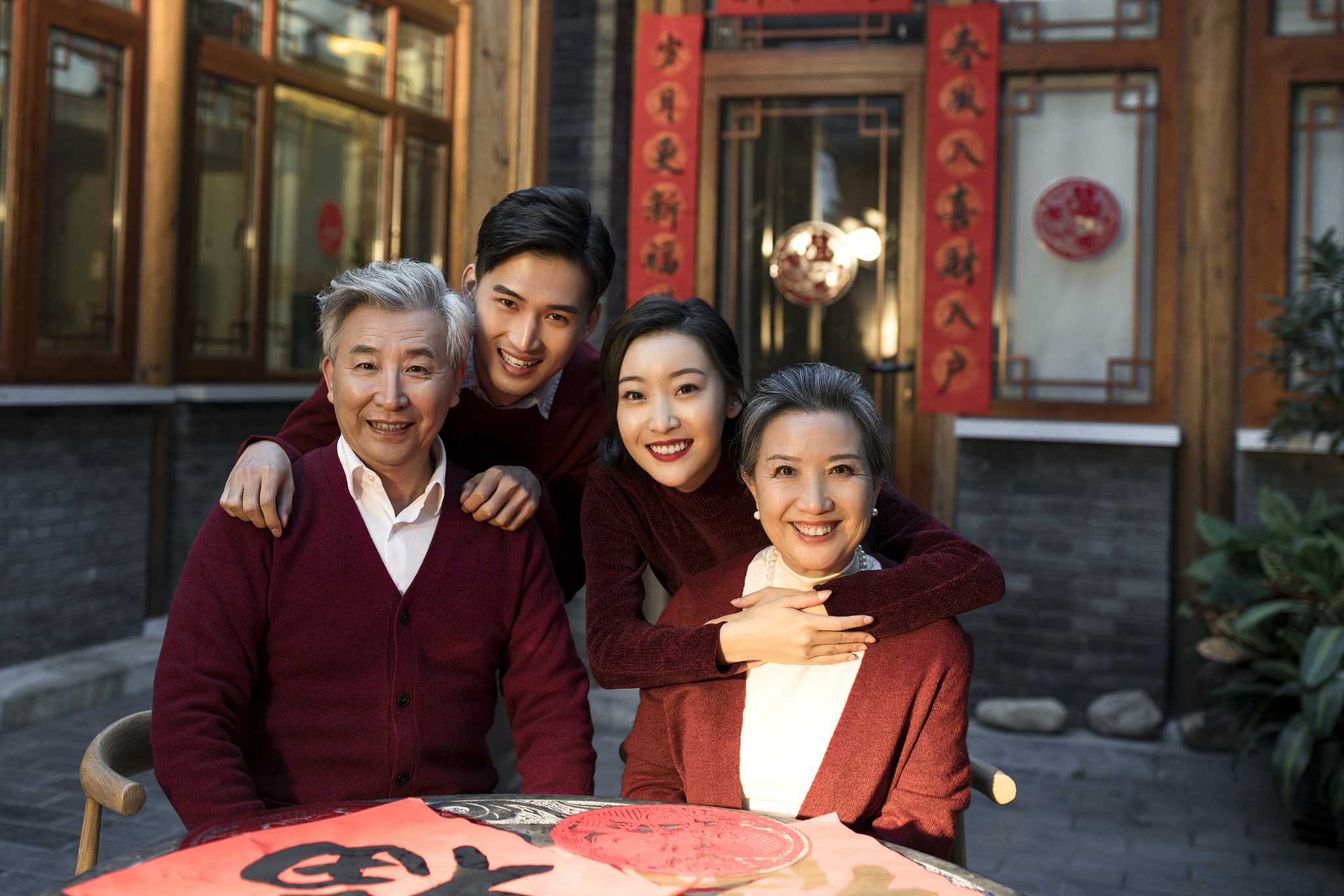 大姑姐和弟媳关系特别好像姐妹一样。她们经常一起逛街、聊天、做饭、照顾孩子等。大姑姐对弟媳非常照顾经常给她买礼物、帮她做家务、照顾孩子等。弟媳也非常感激大姑姐经常给她送些小礼物表示感谢。他们之间的关系非常和谐没有任何矛盾和摩擦。继续