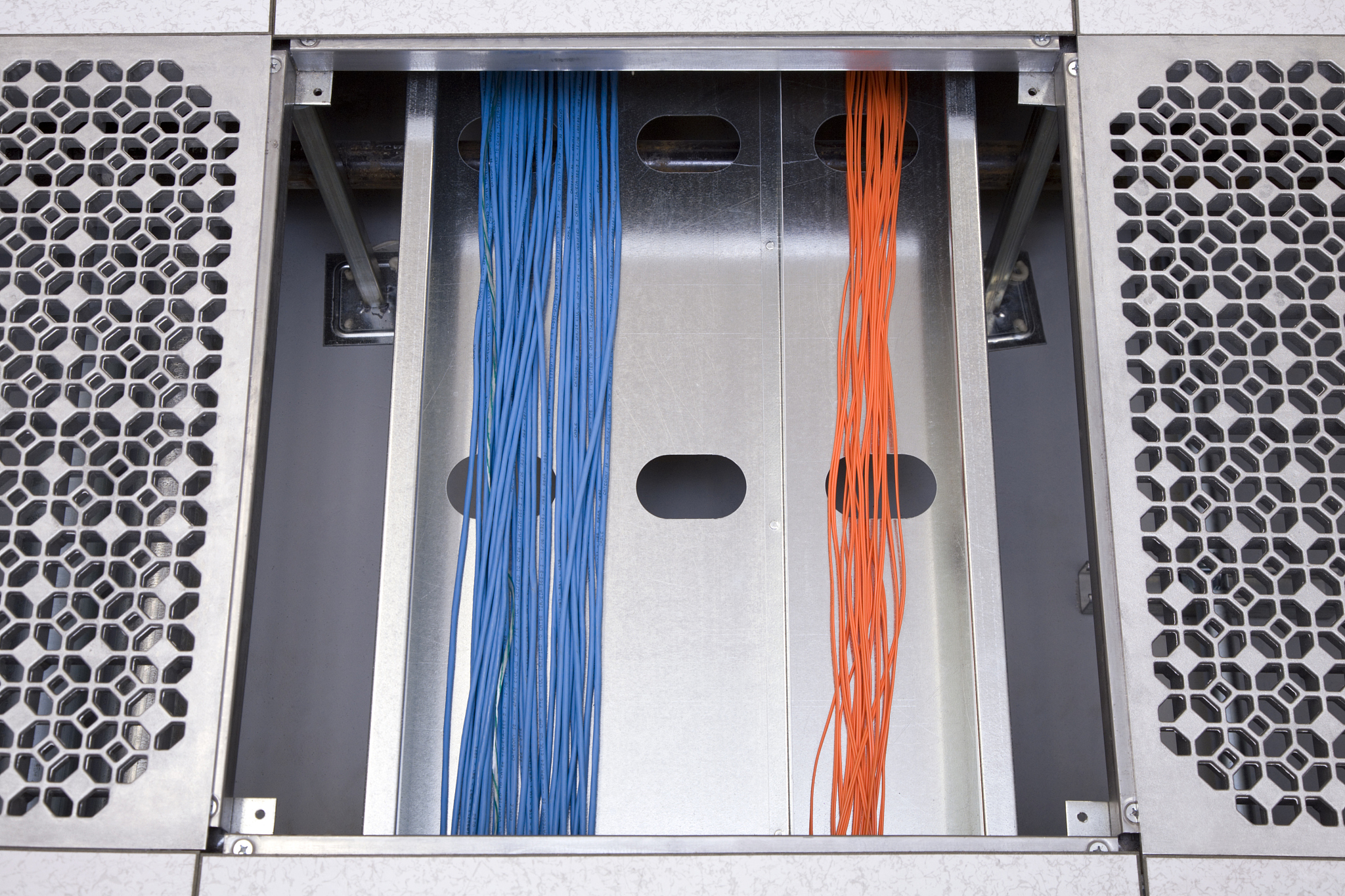 在计算机机房中活动地板最能够预防以下哪种情况的发生？A计算机和服务器周围电线的损坏。B静电现象导致停电。C地震产生的冲击。D水灾的侵害。请回答这道题并说出这道题涉及到的知识点