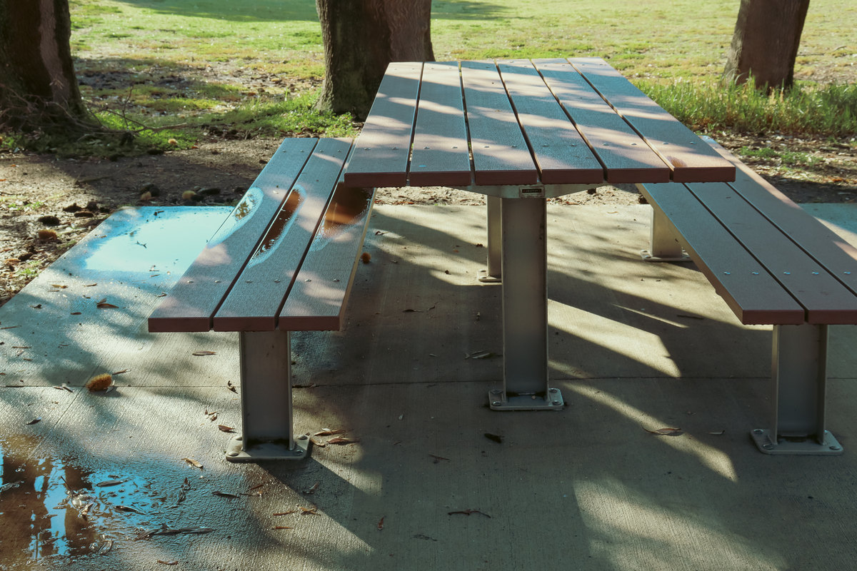 公园椅在车间生产制作完成即将打包发货的宣传文案